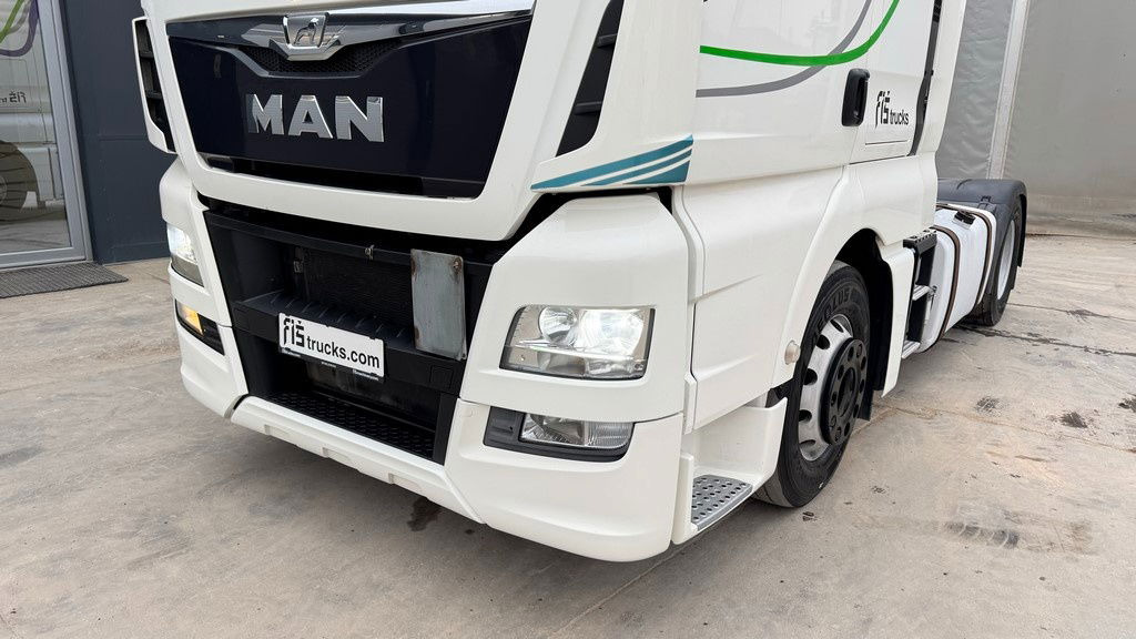 MAN TGX 18.480 4X2 schubodden hydr. + retarder - Nyergesvontató: 2 kép. MAN TGX 18.480 4X2 schubodden hydr. + retarder - Nyergesvontató: 2 kép.