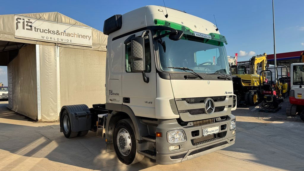 Mercedes-Benz Actros 1841 LS 4x2 tractor unit - Nyergesvontató: 2 kép. Mercedes-Benz Actros 1841 LS 4x2 tractor unit - Nyergesvontató: 2 kép.