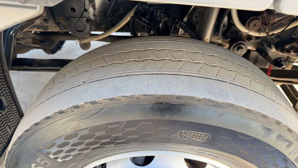 Mercedes-Benz Actros 1841 LS 4x2 tractor unit - Nyergesvontató: 5 kép. Mercedes-Benz Actros 1841 LS 4x2 tractor unit - Nyergesvontató: 5 kép.