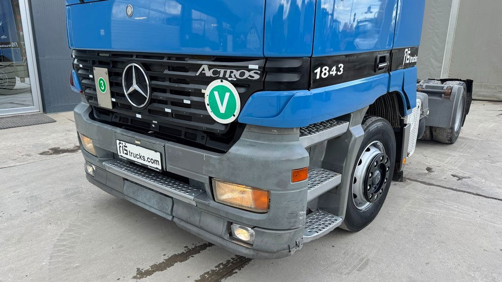 Mercedes-Benz Actros 1843 LS 4x2 tractor unit - air condition - Nyergesvontató: 2 kép. Mercedes-Benz Actros 1843 LS 4x2 tractor unit - air condition - Nyergesvontató: 2 kép.