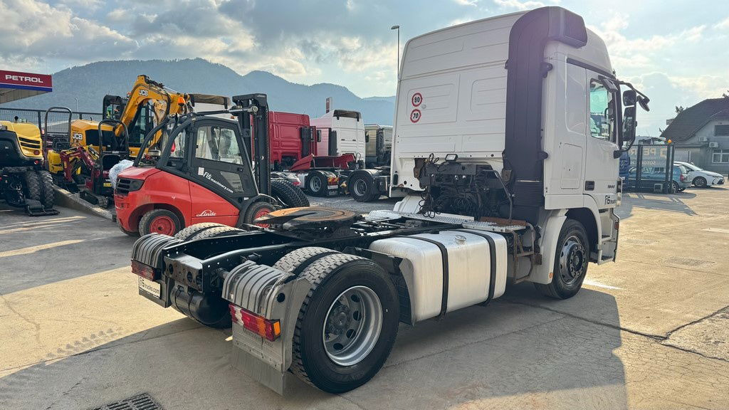 Mercedes-Benz Actros 1844 4x2 tractor unit - retarder - Nyergesvontató: 5 kép. Mercedes-Benz Actros 1844 4x2 tractor unit - retarder - Nyergesvontató: 5 kép.