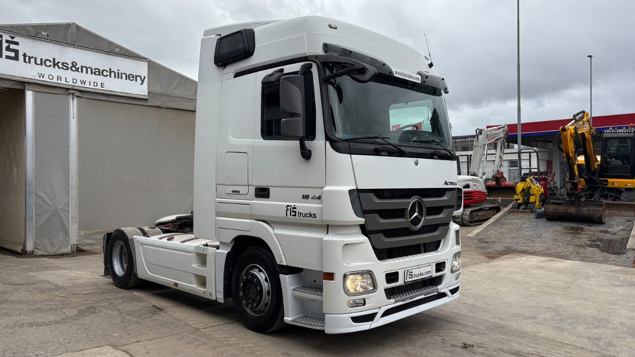 Mercedes-Benz Actros 1844 4x2 - tractor unit - retarder - Nyergesvontató: 2 kép. Mercedes-Benz Actros 1844 4x2 - tractor unit - retarder - Nyergesvontató: 2 kép.