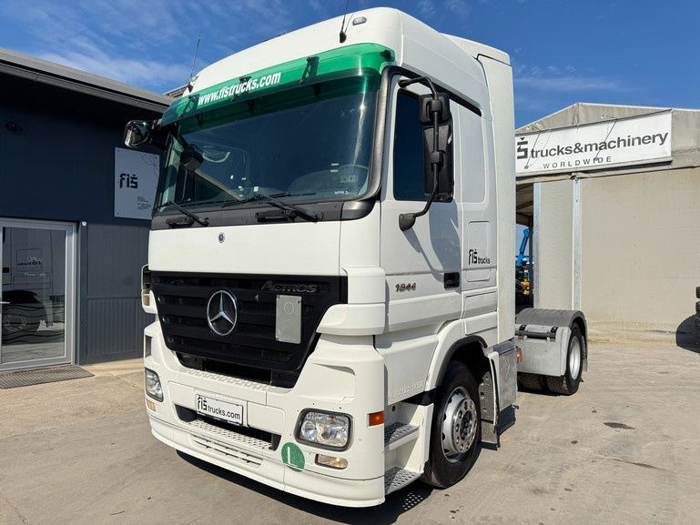 Mercedes-Benz Actros 1844 LS 4x2 tractor unit - retarder - Nyergesvontató: 1 kép. Mercedes-Benz Actros 1844 LS 4x2 tractor unit - retarder - Nyergesvontató: 1 kép.
