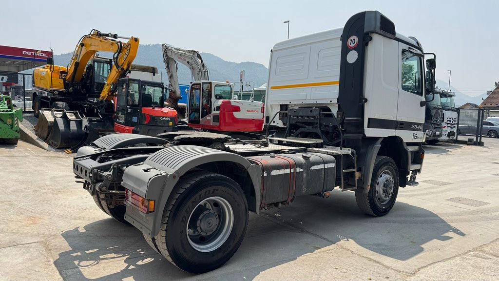 Mercedes-Benz Actros 2040 AS 4x4 tractor unit - tipp. hydr. - Nyergesvontató: 5 kép. Mercedes-Benz Actros 2040 AS 4x4 tractor unit - tipp. hydr. - Nyergesvontató: 5 kép.