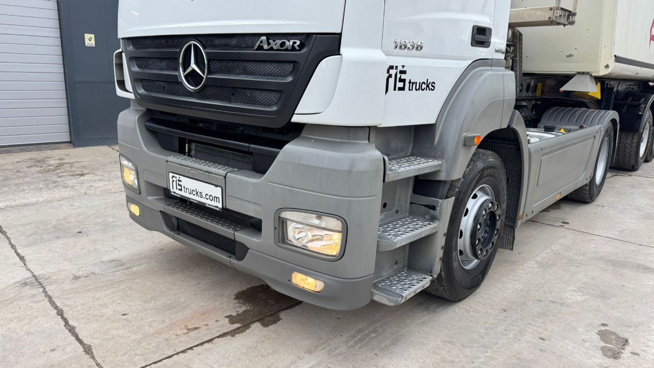 Mercedes-Benz Axor 1836 4x2 tipper hydraulics - Nyergesvontató: 2 kép. Mercedes-Benz Axor 1836 4x2 tipper hydraulics - Nyergesvontató: 2 kép.