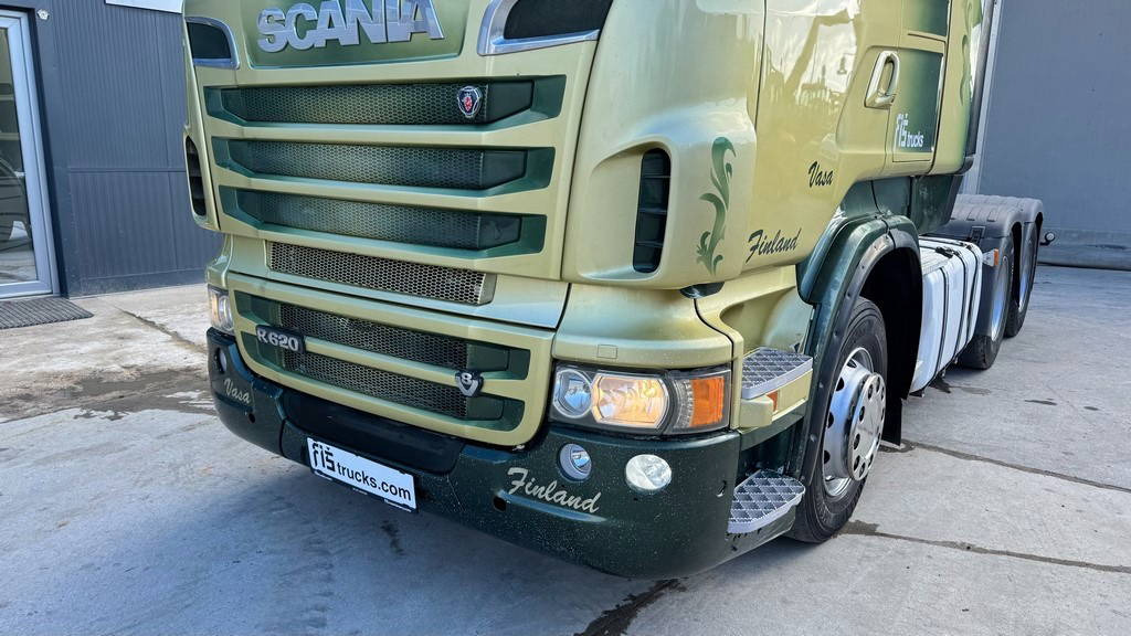 Scania R 620 V8 6x2 tractor unit - retarder - lifting axle - Nyergesvontató: 2 kép. Scania R 620 V8 6x2 tractor unit - retarder - lifting axle - Nyergesvontató: 2 kép.