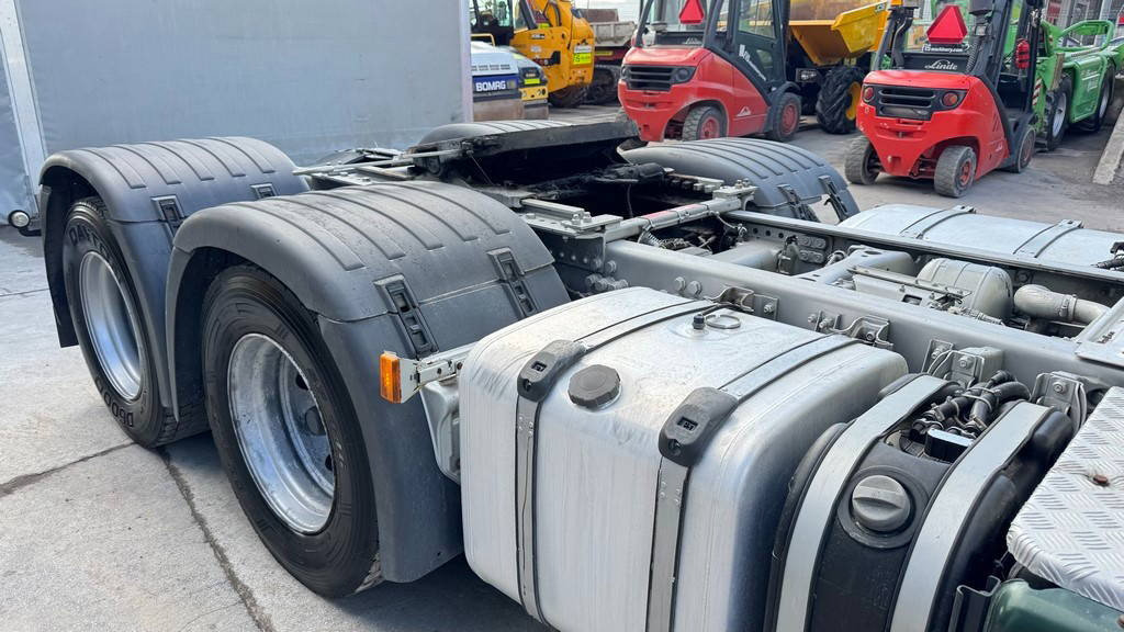 Scania R 620 V8 6x2 tractor unit - retarder - lifting axle - Nyergesvontató: 4 kép. Scania R 620 V8 6x2 tractor unit - retarder - lifting axle - Nyergesvontató: 4 kép.