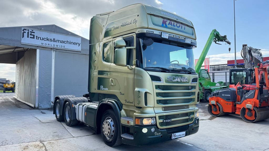 Scania R 620 V8 6x2 tractor unit - retarder - lifting axle - Nyergesvontató: 3 kép. Scania R 620 V8 6x2 tractor unit - retarder - lifting axle - Nyergesvontató: 3 kép.
