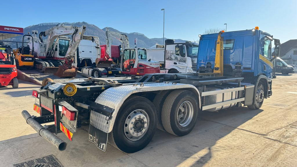Scania P 360 6x2 palfinger abroll tipper - steering axle - Cserefelépítményes teherautó: 4 kép. Scania P 360 6x2 palfinger abroll tipper - steering axle - Cserefelépítményes teherautó: 4 kép.