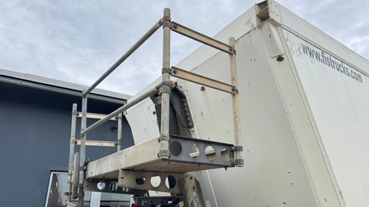 Schmitz Cargobull SKI 24 Tipper Trailer - Félpótkocsi billenőplatós: 2 kép. Schmitz Cargobull SKI 24 Tipper Trailer - Félpótkocsi billenőplatós: 2 kép.