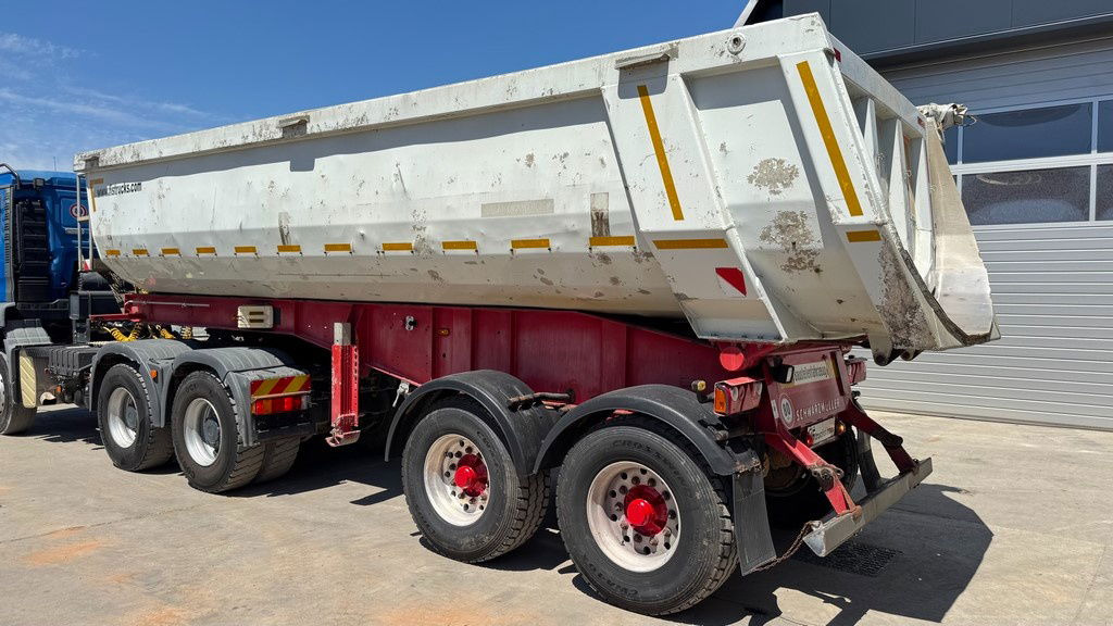 Schwarzmüller K202 2-Axle Tipper - Taurpaulin - Félpótkocsi billenőplatós: 4 kép. Schwarzmüller K202 2-Axle Tipper - Taurpaulin - Félpótkocsi billenőplatós: 4 kép.