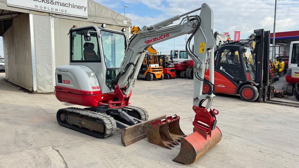 Takeuchi TB230 - Powertilt - 3X Buckets - 2021 Year - TOP - Minikotró: 2 kép. Takeuchi TB230 - Powertilt - 3X Buckets - 2021 Year - TOP - Minikotró: 2 kép.