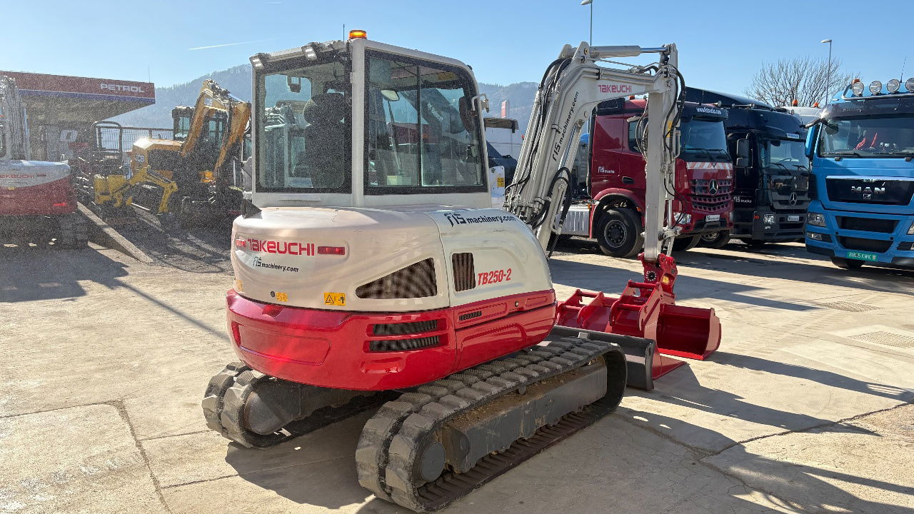 Minikotró Takeuchi TB250-2 - 2021 Year - 1825 Hours - Powertilt -3X Buckets: 7 kép. Minikotró Takeuchi TB250-2 - 2021 Year - 1825 Hours - Powertilt -3X Buckets: 7 kép.