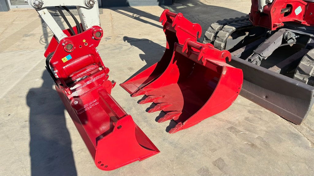 Takeuchi TB250-2 - 2021 Year - 1825 Hours - Powertilt -3X Buckets - Minikotró: 1 kép. Takeuchi TB250-2 - 2021 Year - 1825 Hours - Powertilt -3X Buckets - Minikotró: 1 kép.