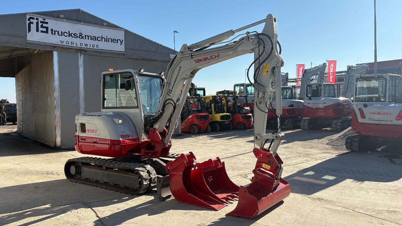 Minikotró Takeuchi TB250-2 - 2021 Year - 1825 Hours - Powertilt -3X Buckets: 6 kép. Minikotró Takeuchi TB250-2 - 2021 Year - 1825 Hours - Powertilt -3X Buckets: 6 kép.
