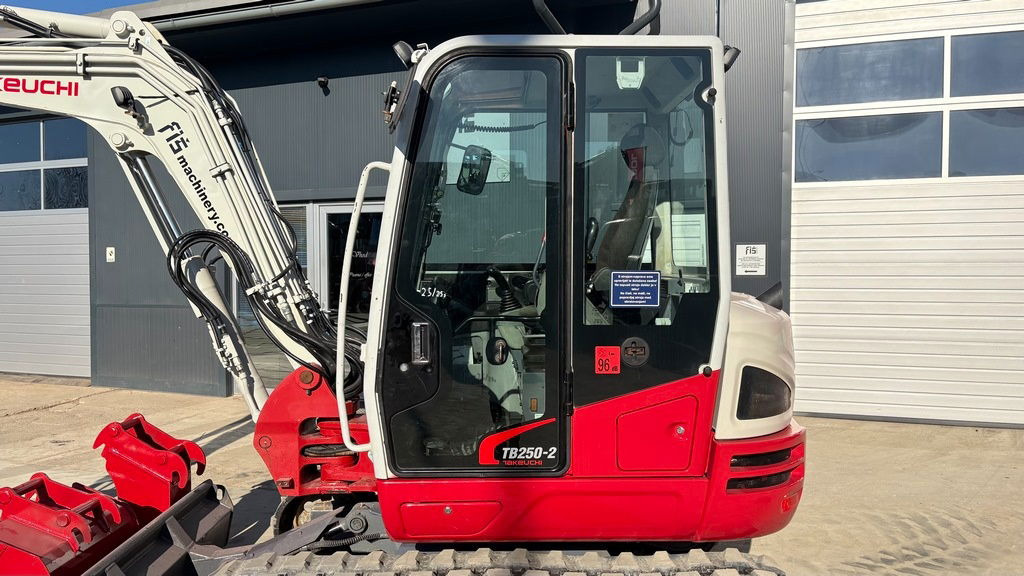 Minikotró Takeuchi TB250-2 - 2021 Year - 1825 Hours - Powertilt -3X Buckets: 9 kép. Minikotró Takeuchi TB250-2 - 2021 Year - 1825 Hours - Powertilt -3X Buckets: 9 kép.