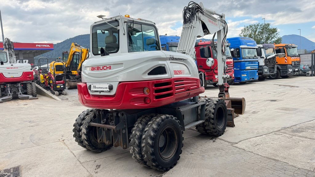 Takeuchi TB295W - 2014 Year - Powertilt - 3X Buckets - Gumikerekes kotró: 4 kép. Takeuchi TB295W - 2014 Year - Powertilt - 3X Buckets - Gumikerekes kotró: 4 kép.