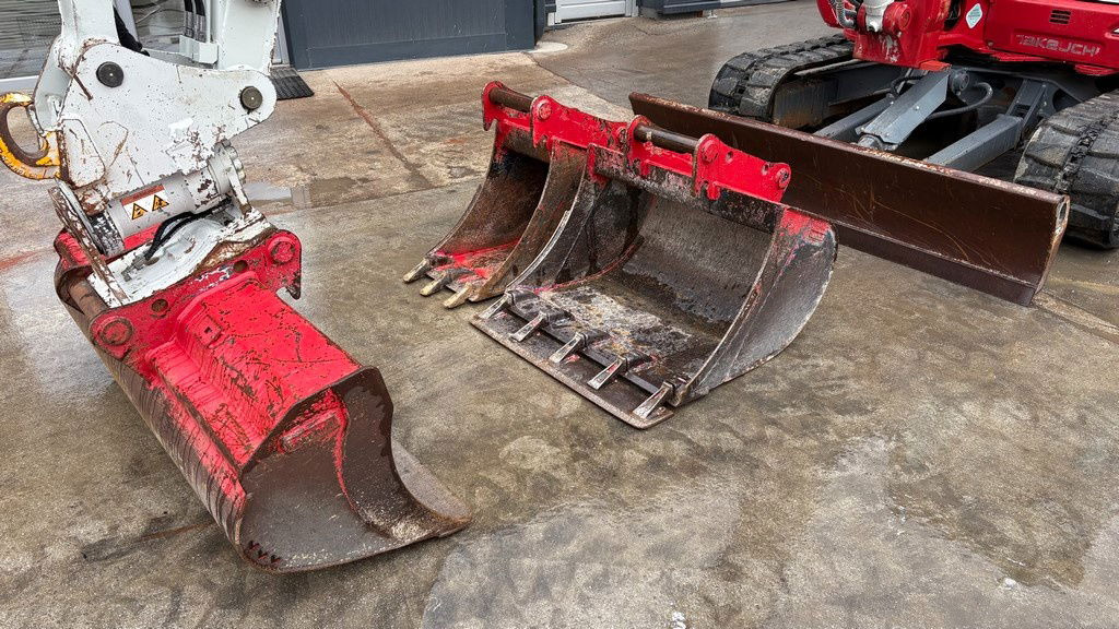 Takeuchi TB370 - Powertilt - 3X Buckets - 2021 Year - 3025 Working Hours - Minikotró: 2 kép. Takeuchi TB370 - Powertilt - 3X Buckets - 2021 Year - 3025 Working Hours - Minikotró: 2 kép.