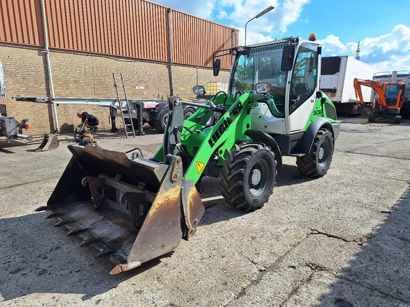 Gumikerekes homlokrakodó Liebherr L506C: 1 kép.