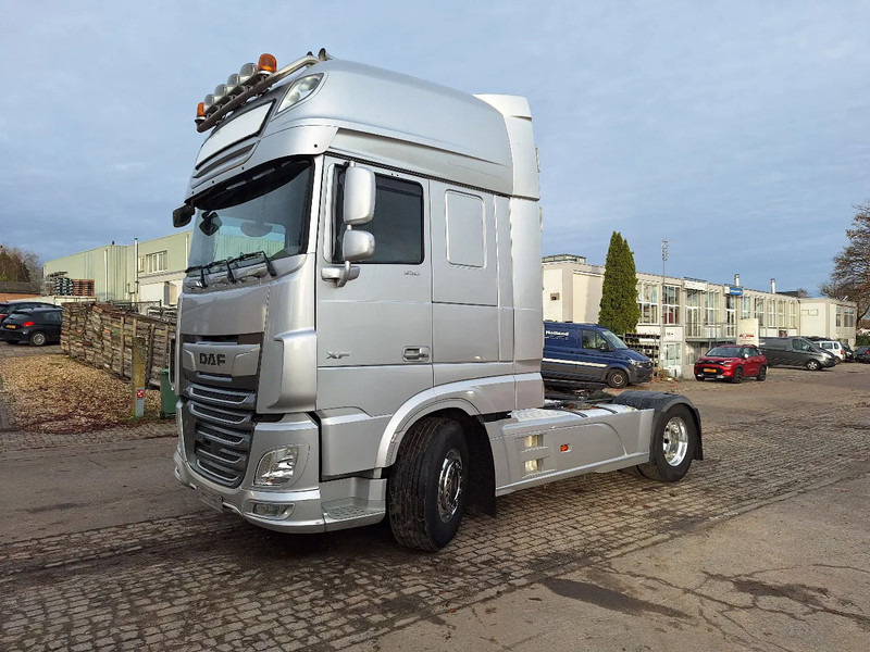 DAF XF 530 XF 530 - Nyergesvontató: 1 kép. DAF XF 530 XF 530 - Nyergesvontató: 1 kép.