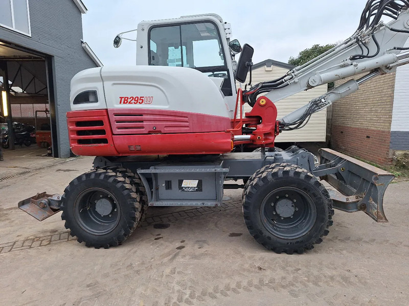 Takeuchi TB295W - Gumikerekes kotró: 4 kép. Takeuchi TB295W - Gumikerekes kotró: 4 kép.