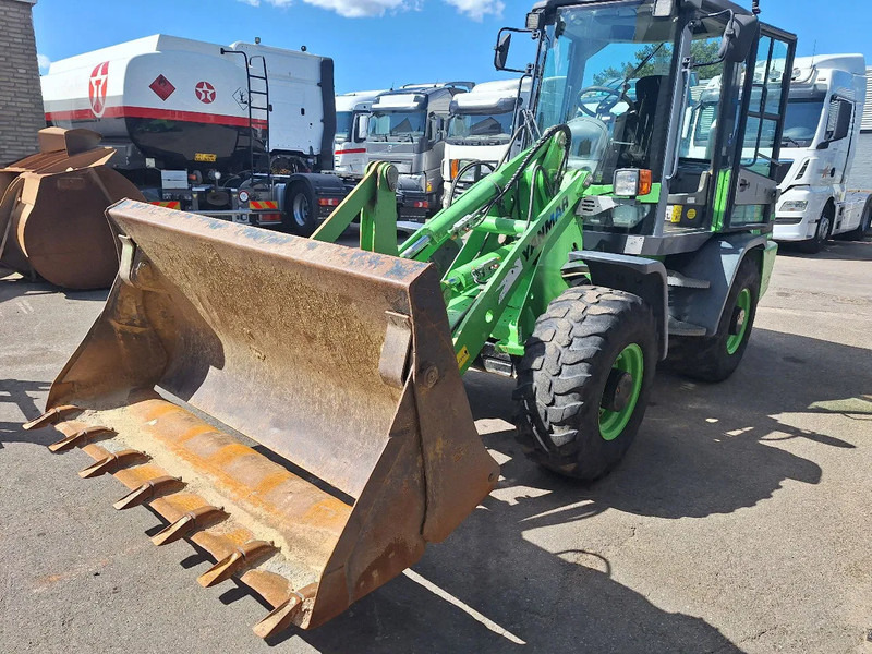 Yanmar V80 - Kompakt lánctalpas rakodó: 2 kép. Yanmar V80 - Kompakt lánctalpas rakodó: 2 kép.