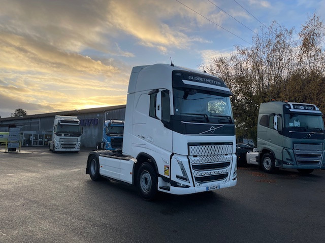 Volvo FH - Nyergesvontató: 2 kép. Volvo FH - Nyergesvontató: 2 kép.