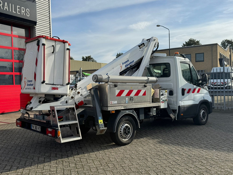 Iveco Daily 35S14 Werkhoogte 14 mtr, 221 draaiuren 18.215 km - Kisteherautó: 5 kép. Iveco Daily 35S14 Werkhoogte 14 mtr, 221 draaiuren 18.215 km - Kisteherautó: 5 kép.