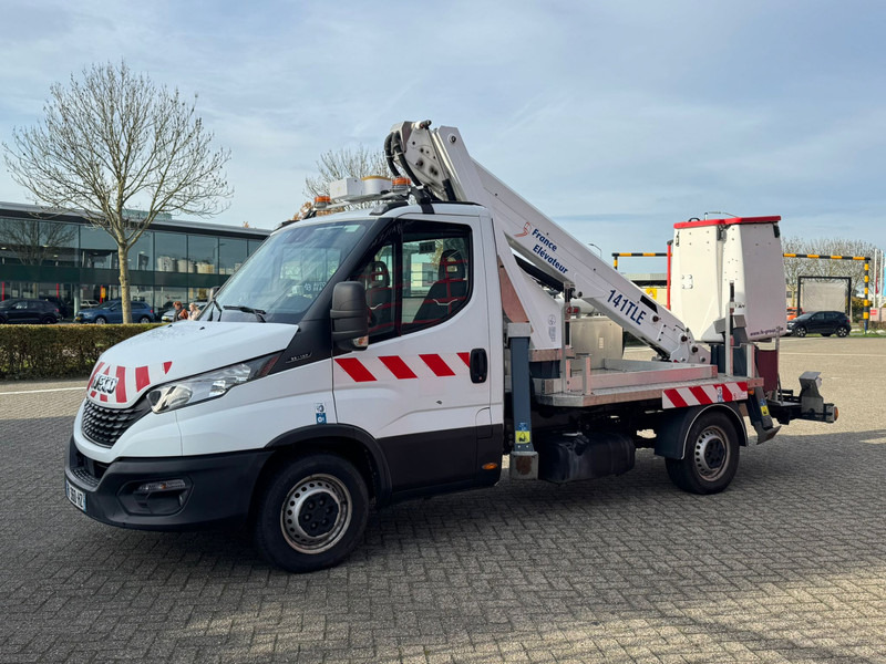 Iveco Daily 35S14 Werkhoogte 14 mtr, 221 draaiuren 18.215 km - Kisteherautó: 3 kép. Iveco Daily 35S14 Werkhoogte 14 mtr, 221 draaiuren 18.215 km - Kisteherautó: 3 kép.