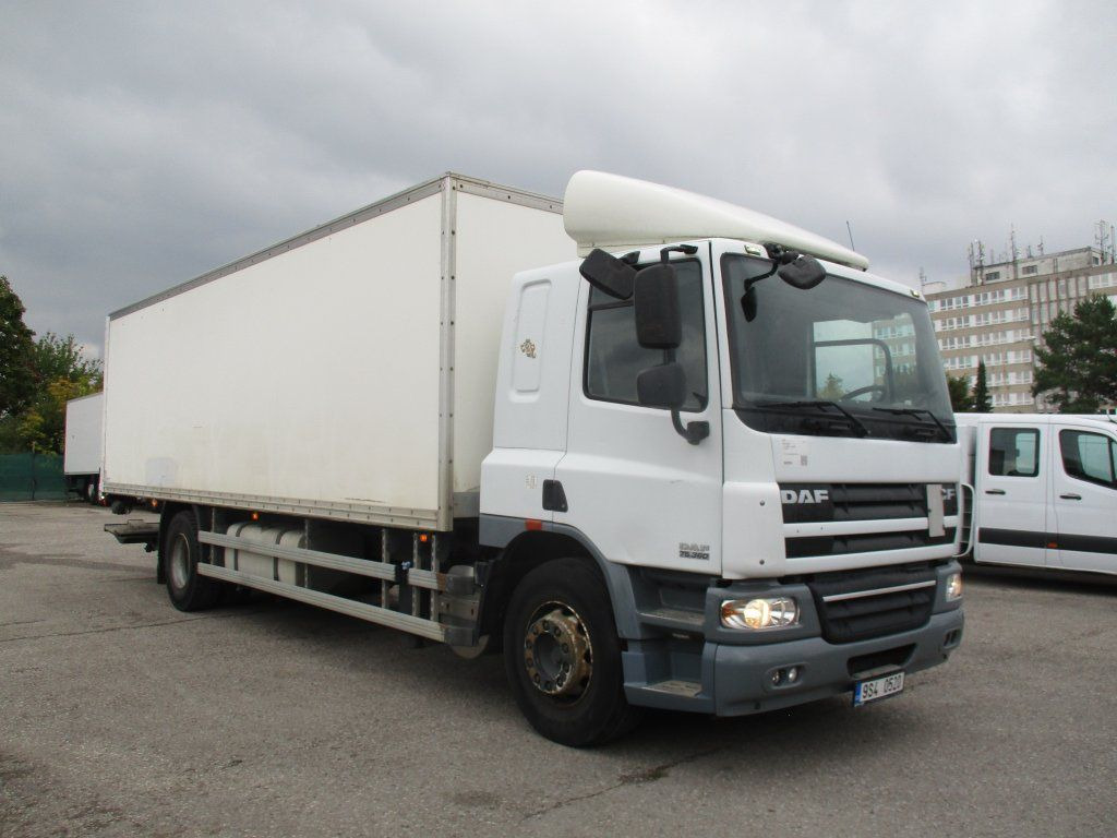 DAF CF 75.310 - Dobozos felépítményű teherautó: 3 kép. DAF CF 75.310 - Dobozos felépítményű teherautó: 3 kép.
