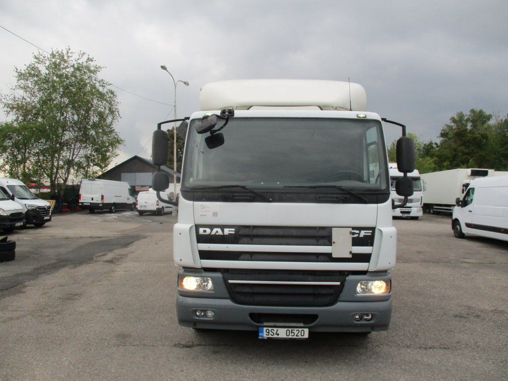 DAF CF 75.310 - Dobozos felépítményű teherautó: 2 kép. DAF CF 75.310 - Dobozos felépítményű teherautó: 2 kép.