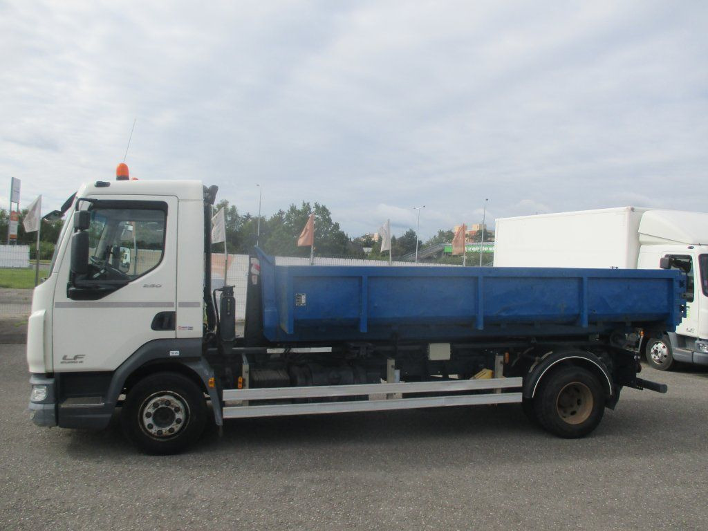 DAF LF 12.250 - Horgos rakodó teherautó: 2 kép. DAF LF 12.250 - Horgos rakodó teherautó: 2 kép.