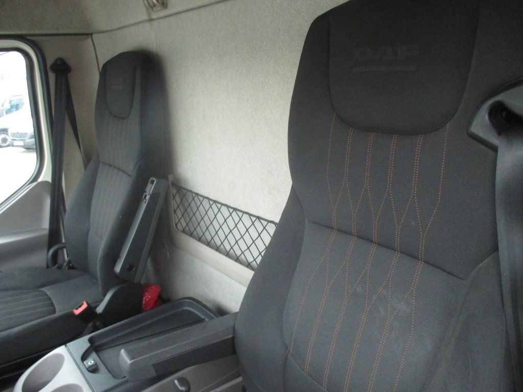 DAF LF 12.260 - Ponyvás teherautó: 3 kép. DAF LF 12.260 - Ponyvás teherautó: 3 kép.