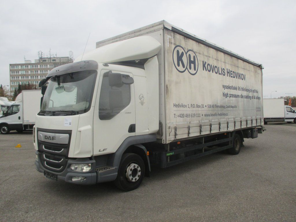 DAF LF 12.260 - Ponyvás teherautó: 1 kép. DAF LF 12.260 - Ponyvás teherautó: 1 kép.
