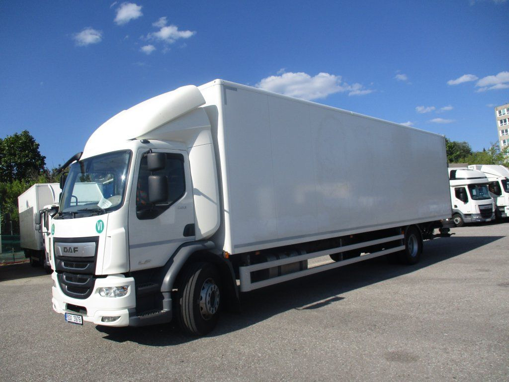 DAF LF 18.290 - Dobozos felépítményű teherautó: 1 kép. DAF LF 18.290 - Dobozos felépítményű teherautó: 1 kép.