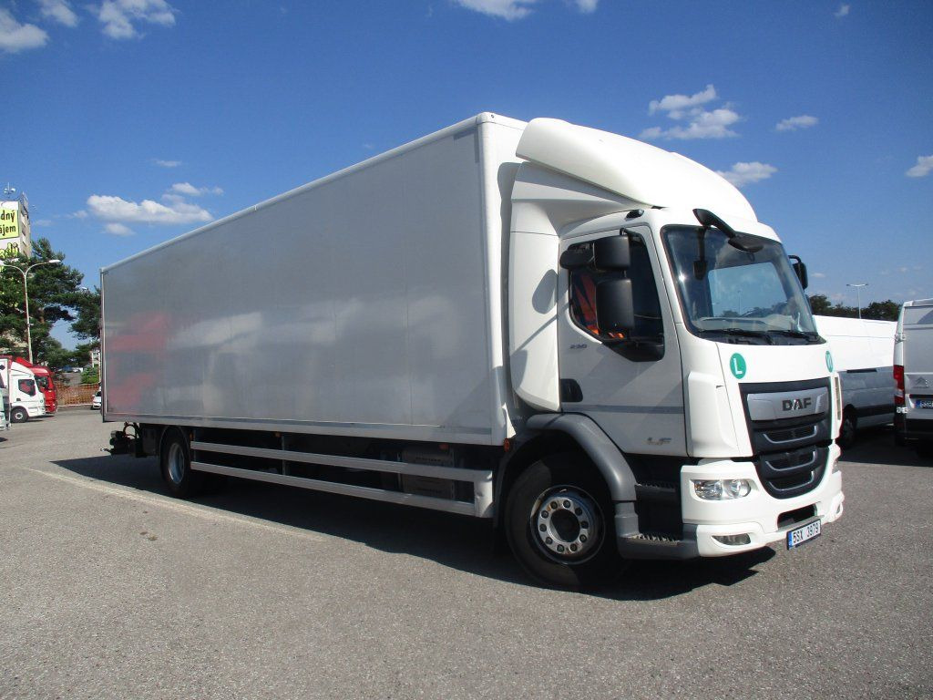 DAF LF 18.290 - Dobozos felépítményű teherautó: 2 kép. DAF LF 18.290 - Dobozos felépítményű teherautó: 2 kép.