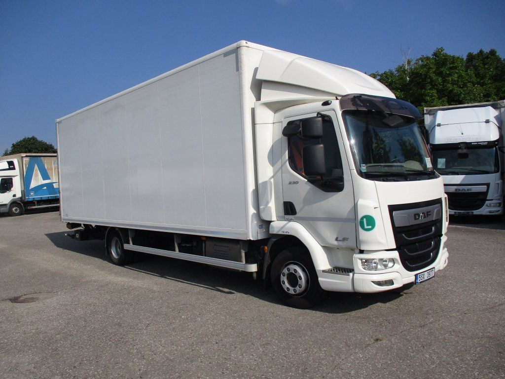 DAF LF 230 - Dobozos felépítményű teherautó: 2 kép. DAF LF 230 - Dobozos felépítményű teherautó: 2 kép.