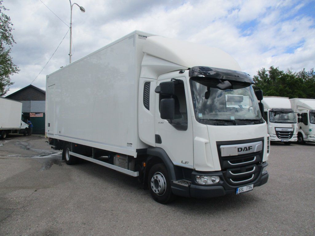 DAF LF 230 Dhollandia 2T - Dobozos felépítményű teherautó: 1 kép. DAF LF 230 Dhollandia 2T - Dobozos felépítményű teherautó: 1 kép.