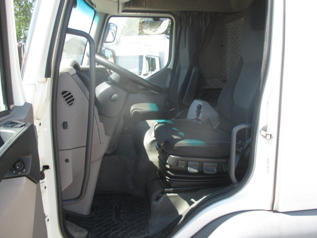 DAF LF 260 - Platós teherautó: 5 kép. DAF LF 260 - Platós teherautó: 5 kép.