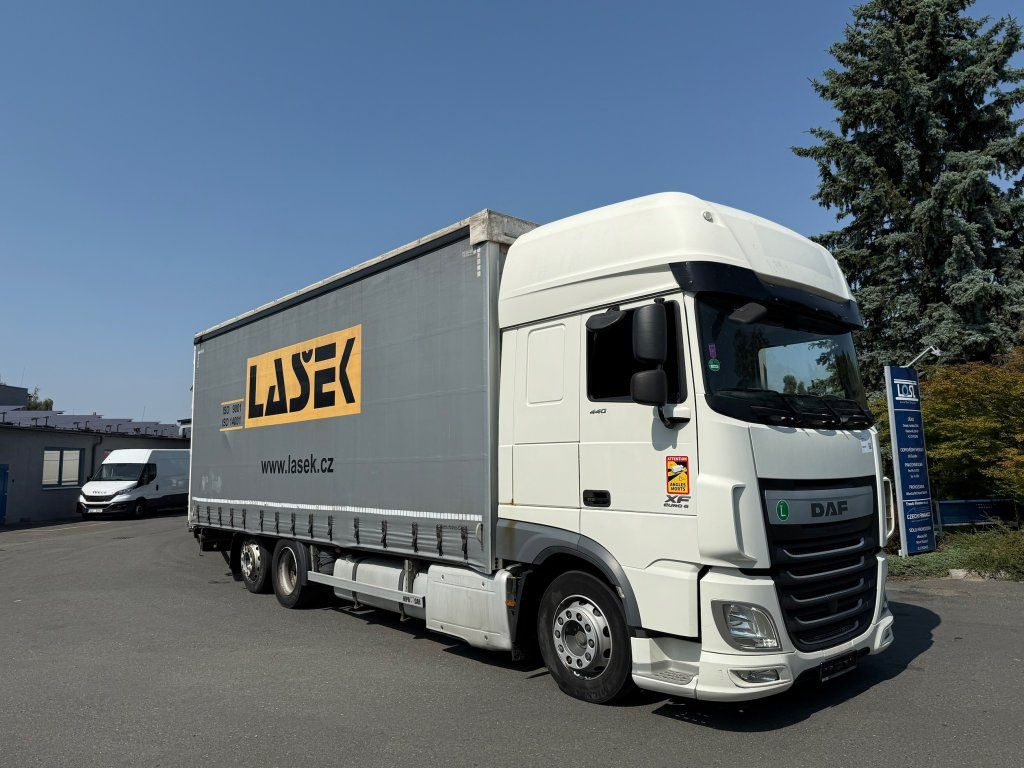 DAF XF440 EURO 6 6x2 + Agrikom - Ponyvás teherautó: 2 kép. DAF XF440 EURO 6 6x2 + Agrikom - Ponyvás teherautó: 2 kép.