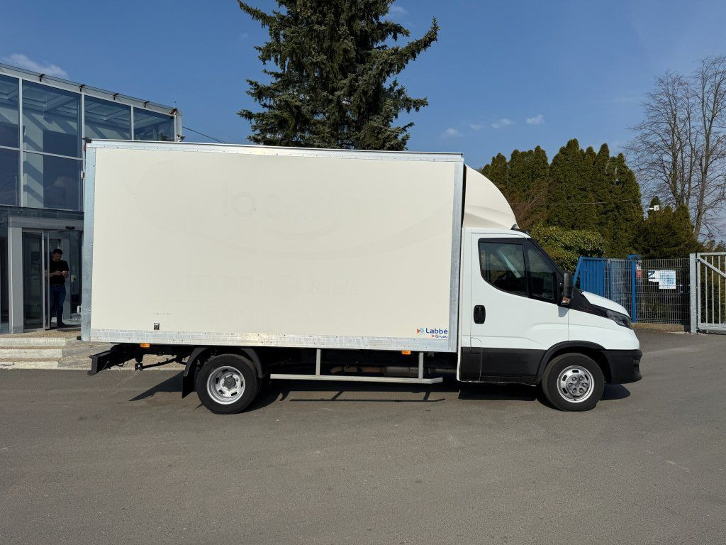 Iveco 35C16 Daily - Dobozos kisteherautó: 3 kép. Iveco 35C16 Daily - Dobozos kisteherautó: 3 kép.