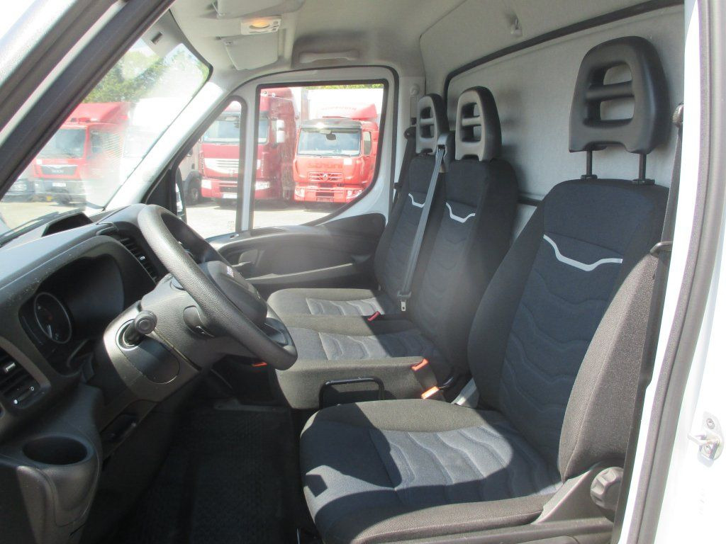 Dobozos kisteherautó Iveco 35C16 Daily EURO 6: 14 kép.