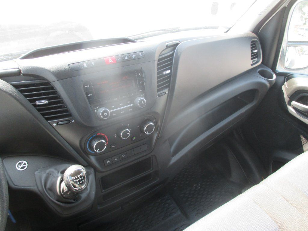 Dobozos kisteherautó Iveco 35C16 Daily EURO 6: 15 kép.