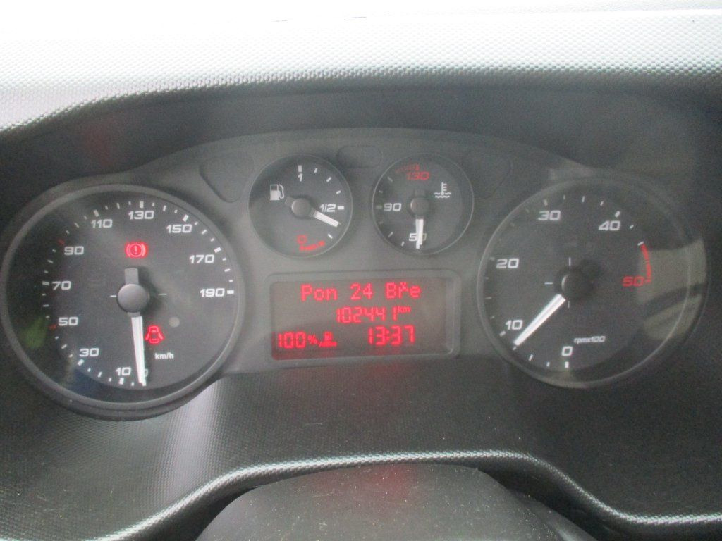 Dobozos kisteherautó Iveco Daily 35C16: 15 kép.