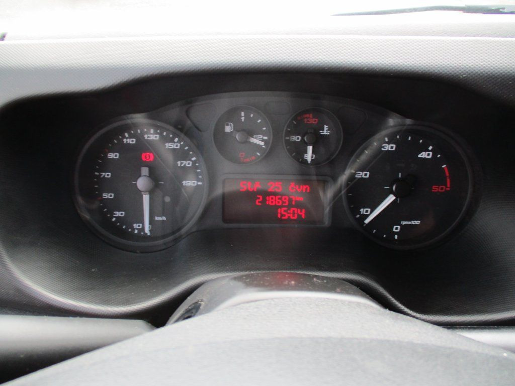 Hűtős kisteherautó Iveco Daily 35C16  Dhollandia: 17 kép.