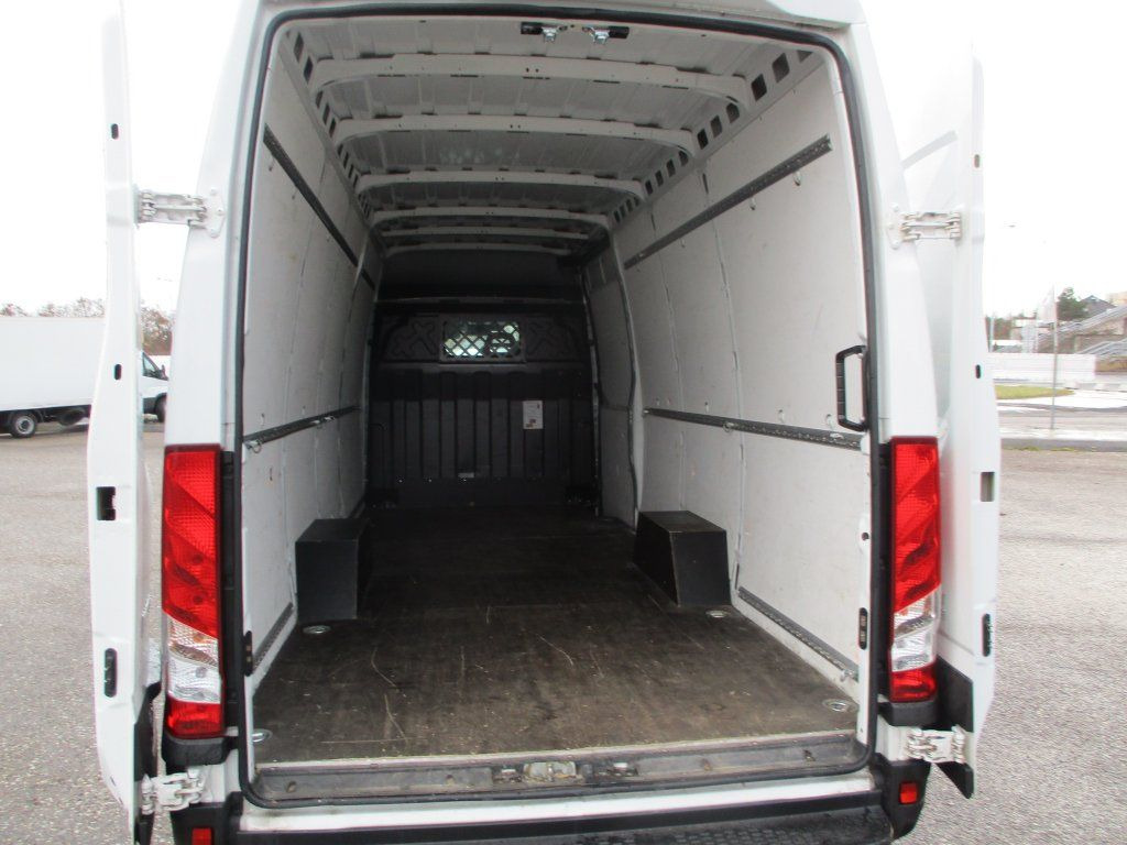 Iveco Daily 35S16 Hi Matic - Furgon: 5 kép. Iveco Daily 35S16 Hi Matic - Furgon: 5 kép.