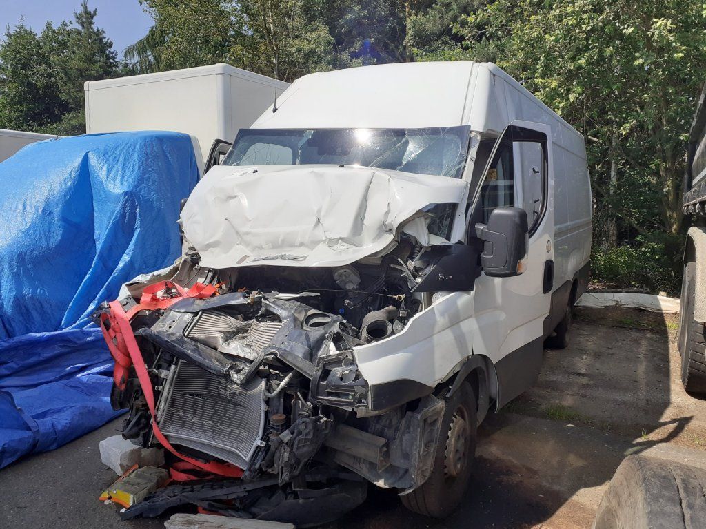 Iveco Daily 35S16 maxi Damaged - Furgon: 2 kép. Iveco Daily 35S16 maxi Damaged - Furgon: 2 kép.
