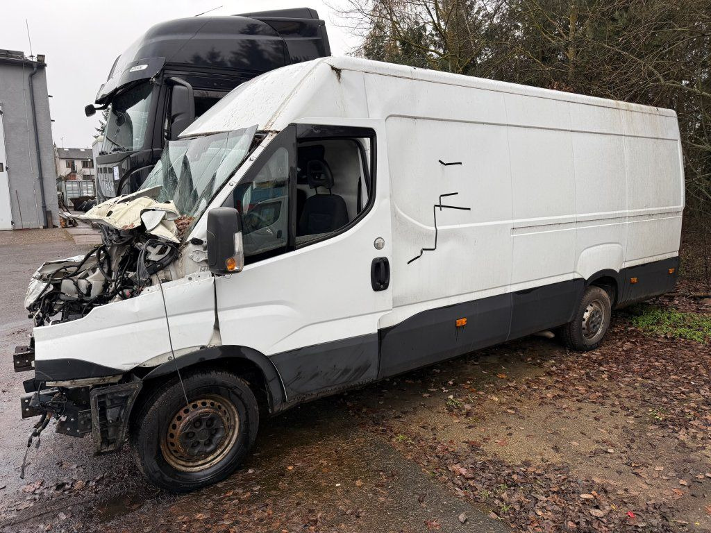 Iveco Daily 35S16 maxi Damaged - Furgon: 4 kép. Iveco Daily 35S16 maxi Damaged - Furgon: 4 kép.