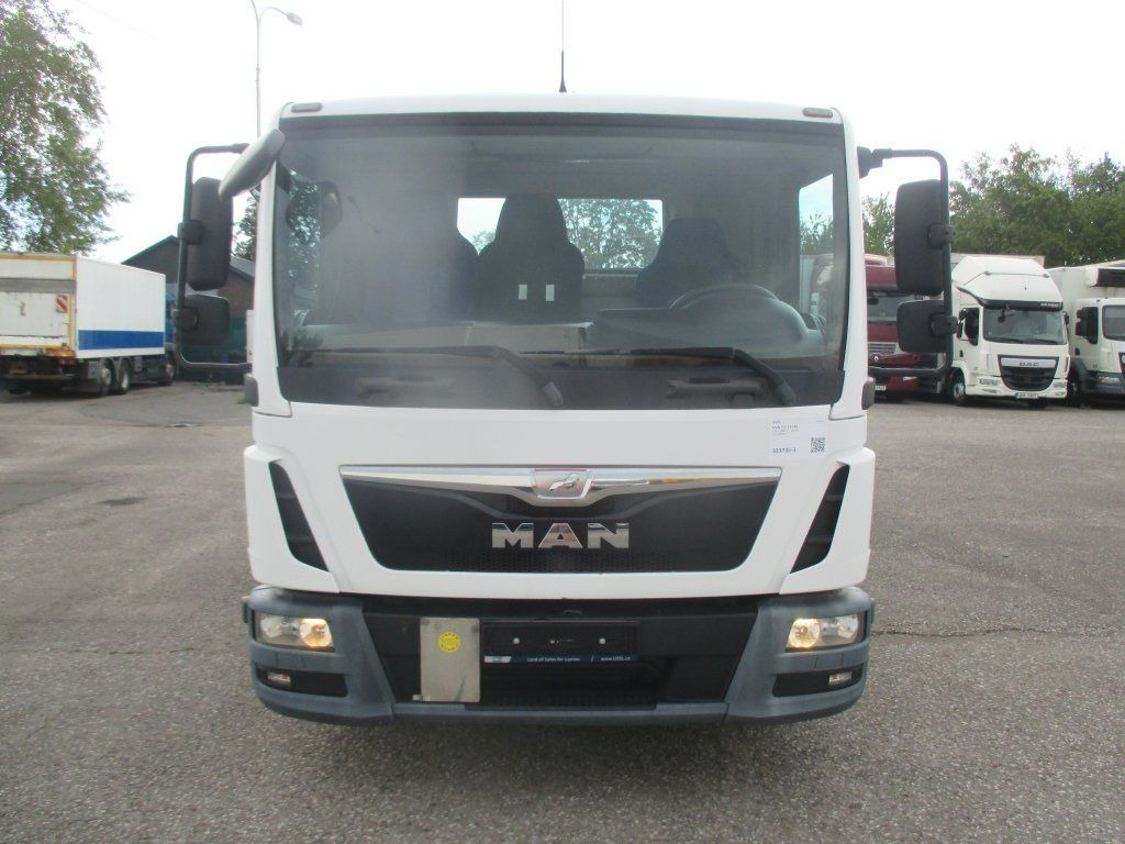 MAN TGL 12.180 4x2 - Horgos rakodó teherautó: 2 kép. MAN TGL 12.180 4x2 - Horgos rakodó teherautó: 2 kép.