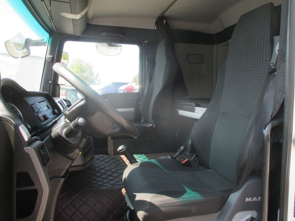 MAN TGL 12.220 - Dobozos felépítményű teherautó: 4 kép. MAN TGL 12.220 - Dobozos felépítményű teherautó: 4 kép.